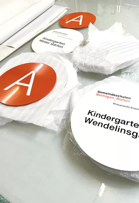 Signaletik als Beispiel bei Beschriftungstafeln eines Kindergarten in Basel
