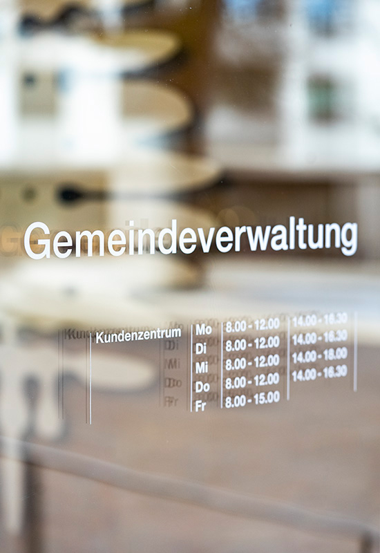 Helvetica Neue in Messing als Beschriftung für Gemeindezentrum